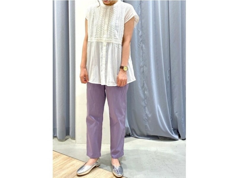 【OKコーデ】このブラウスのように、本体もレース部分も綿100％の「白」アイテムは大人向け