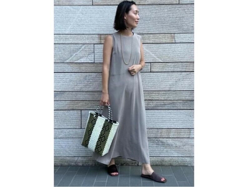 【OKコーデ】シンプルなワンピースでも生地に光沢感があるとぐっと大人に 出典:WEAR