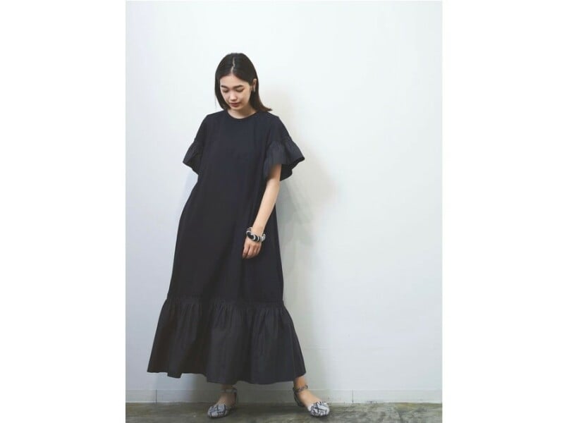 「黒」を選べばドラマティックな甘めワンピースも楽しめます 出典:WEAR