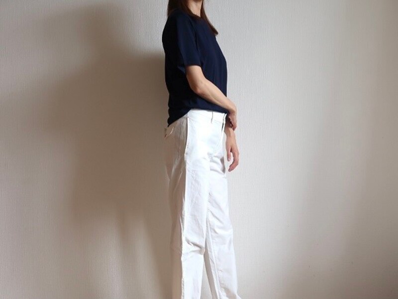 丈が長めでスリットが入っているので、ウエストをカバーしつつインすることができます