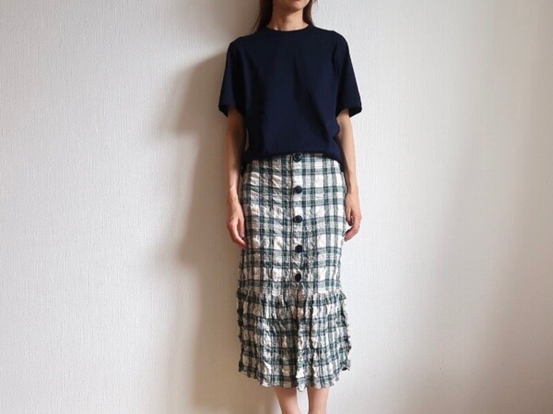 ネイビーならTシャツに柄スカートでも大人らしさをキープしてくれるのが優秀