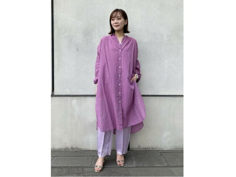 程よいきちんと感のあるシャツワンピースならカラーを思いっきり楽しめる 出典:WEAR