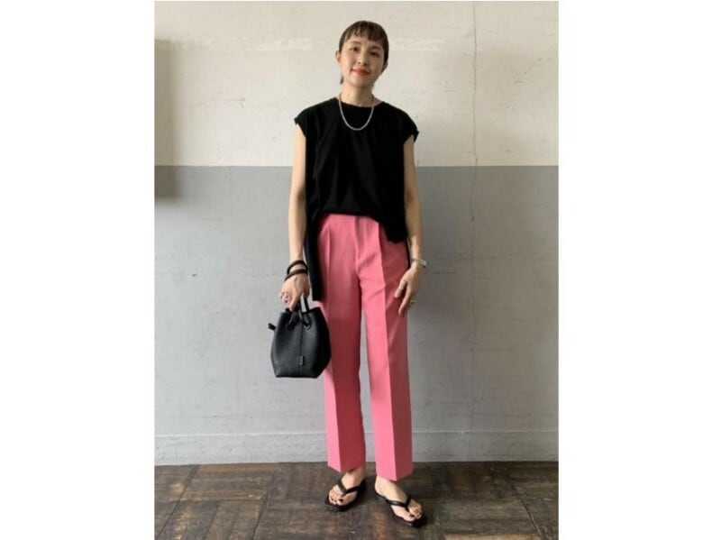 コーディネートで調整しやすいきれい色パンツは買い! 出典:WEAR