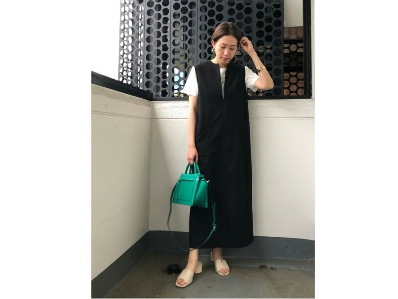 モノトーンコーデに差し色をプラスすれば、失敗知らずでおしゃれ見え 出典:WEAR