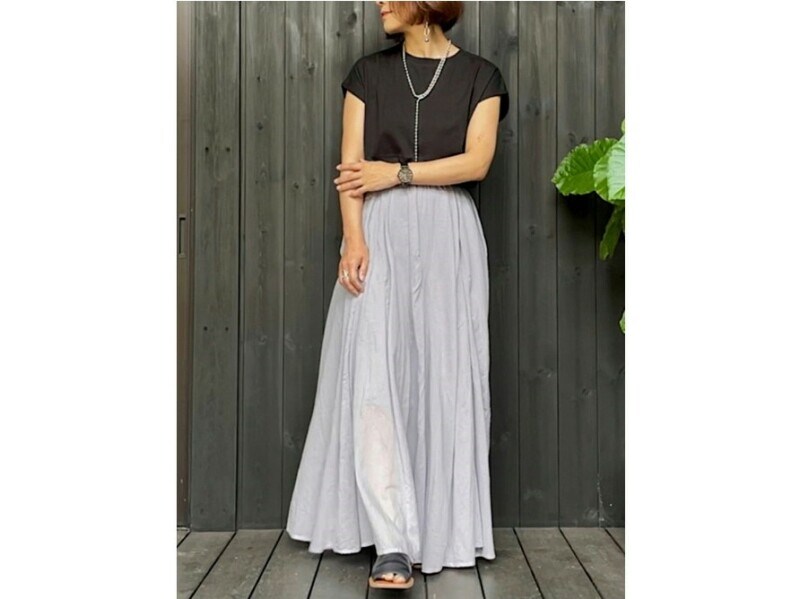 華奢なロングネックレスと揺れ感のあるスカートでエレガントに　出典：WEAR