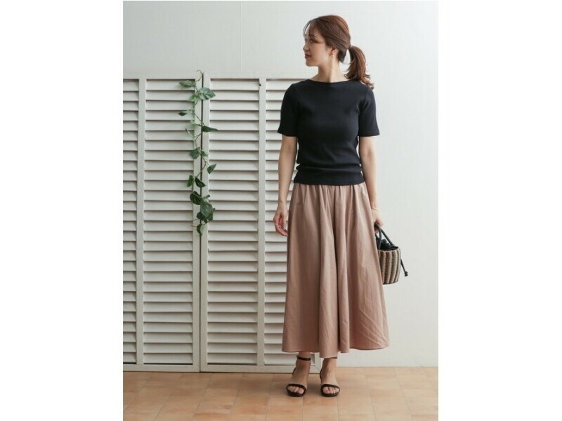 着やせ効果のある五分袖Tシャツなら裾をインしなくてもスタイルよく見えます　出典：WEAR