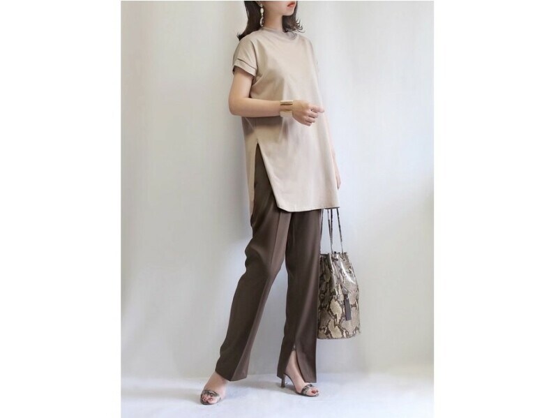 ベージュ＆ブラウンのワントーンコーデは上品でシックな印象に　出典：WEAR