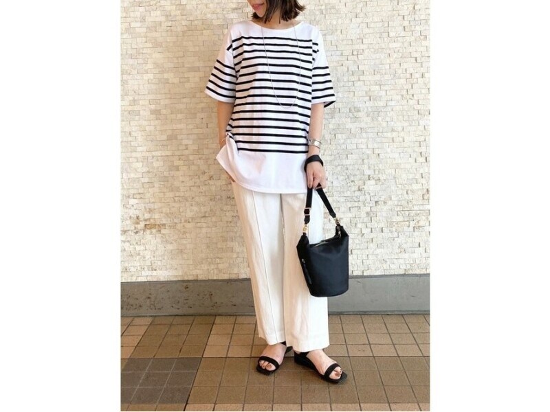 センタープレス入りのきれいめな太めパンツでボーダーをエレガントに　出典：WEAR