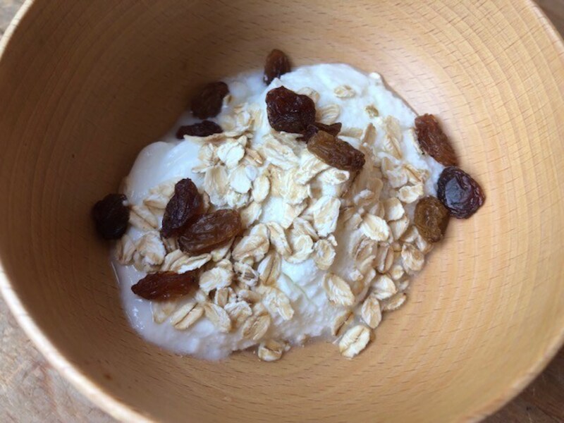 オートミールとレーズン+ヨーグルト