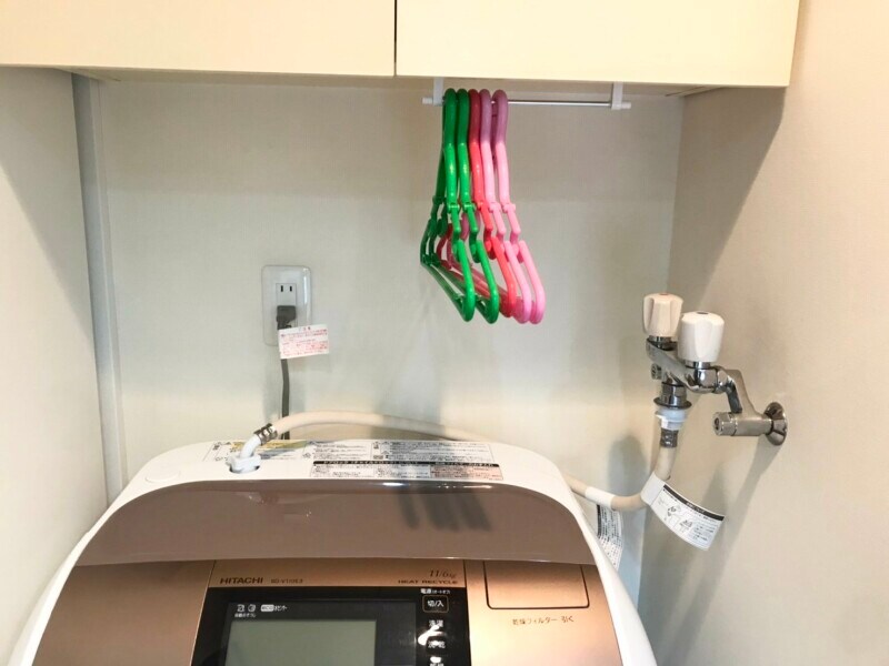 洗濯機上の吊戸棚に取り付けた事例