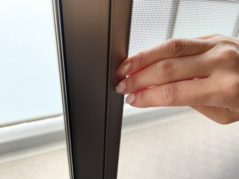 網戸を開けている画像