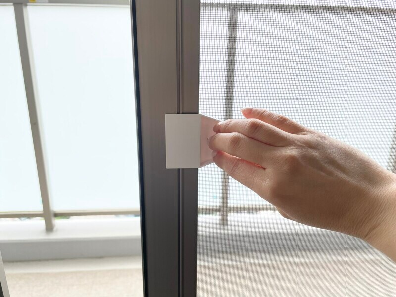 ダイソーの網戸に引き手をつけると開けやすくなる