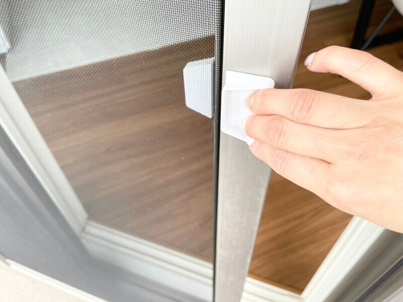 網戸の屋外側に取り付けた様子