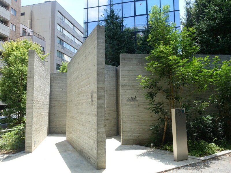 公園内に溶け込んでいる公共トイレです。