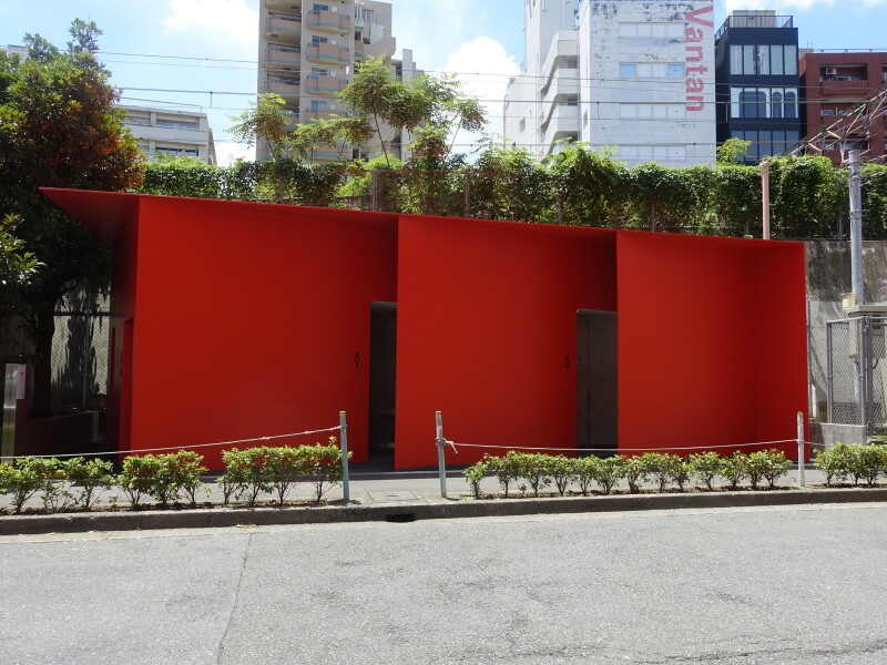 高架下の横にある細長いエリアにあるトイレです。