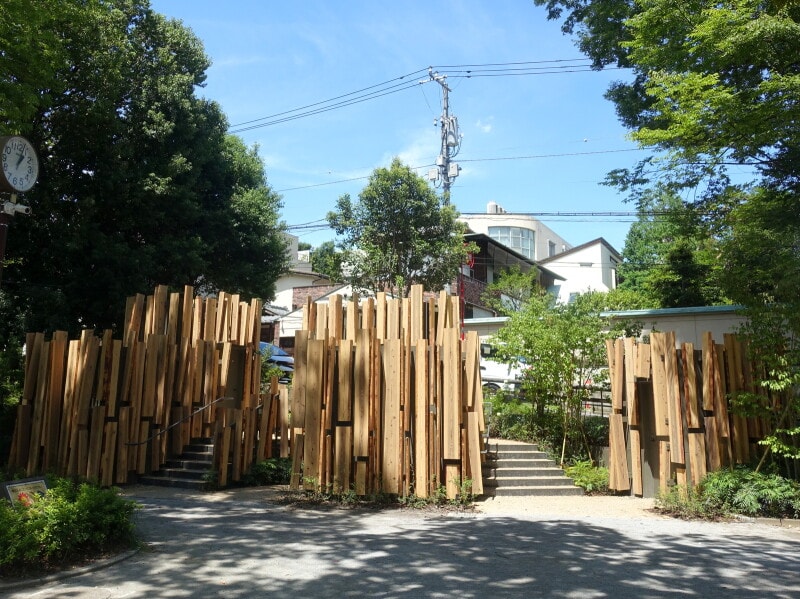 ウッディなつくりのトイレになっています。