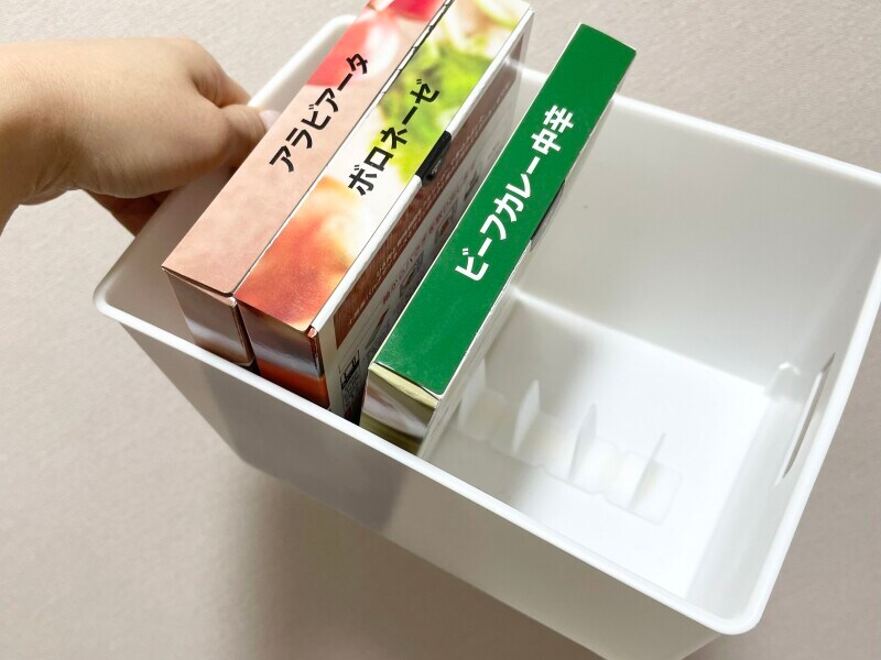 持ち上げて斜めになってもレトルト食品が倒れない