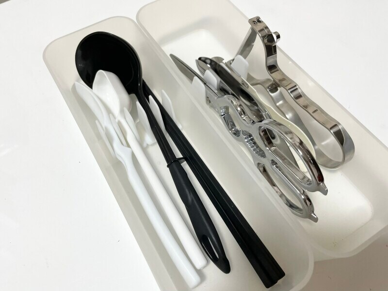 スタンドを活用しキッチンツールを収納した画像