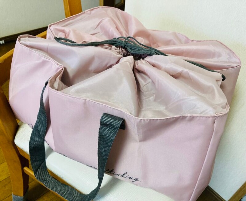 巾着タイプで口を閉められるため、落下の心配なし