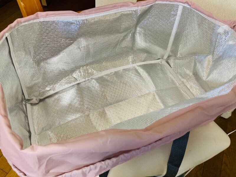 内生地はアルミ装着シートで保温性も多少あり