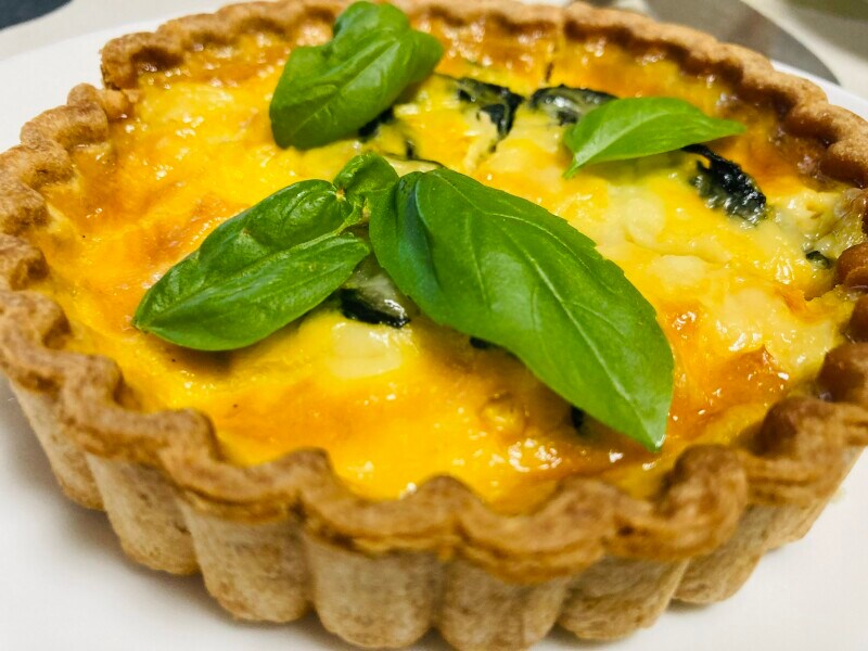 焼き立てのキッシュにバジルをトッピング
