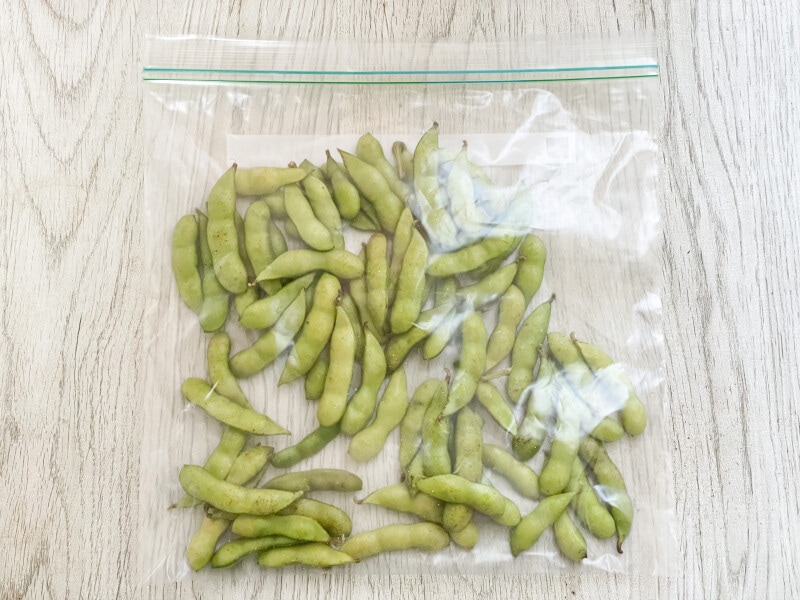 袋にいれて枝豆を冷凍保存