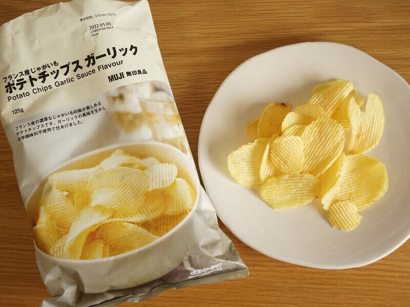 無印良品「フランス産じゃがいも ポテトチップス ガーリック」(290円税込)