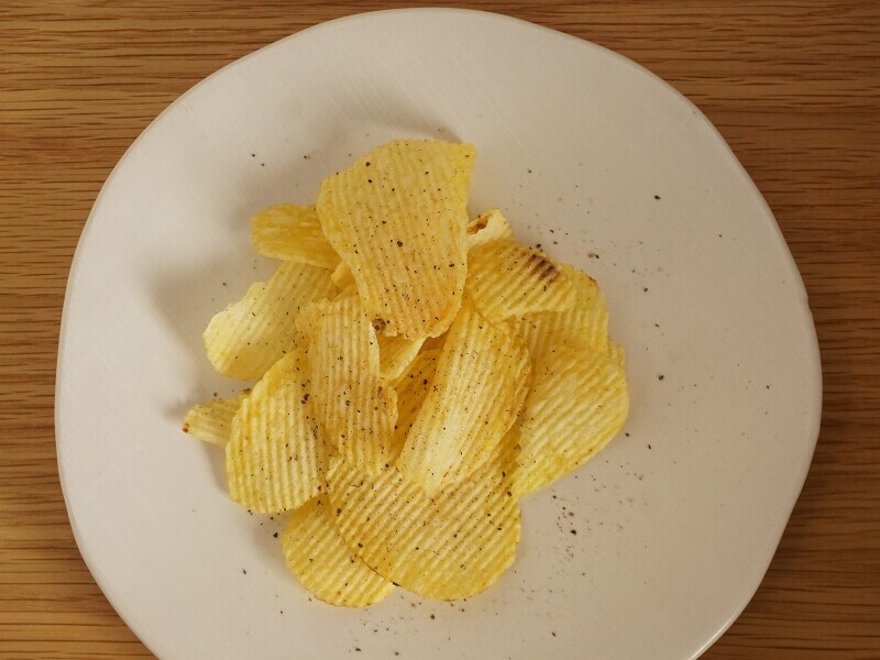 無印良品「フランス産じゃがいも ポテトチップス」に黒こしょうをトッピング