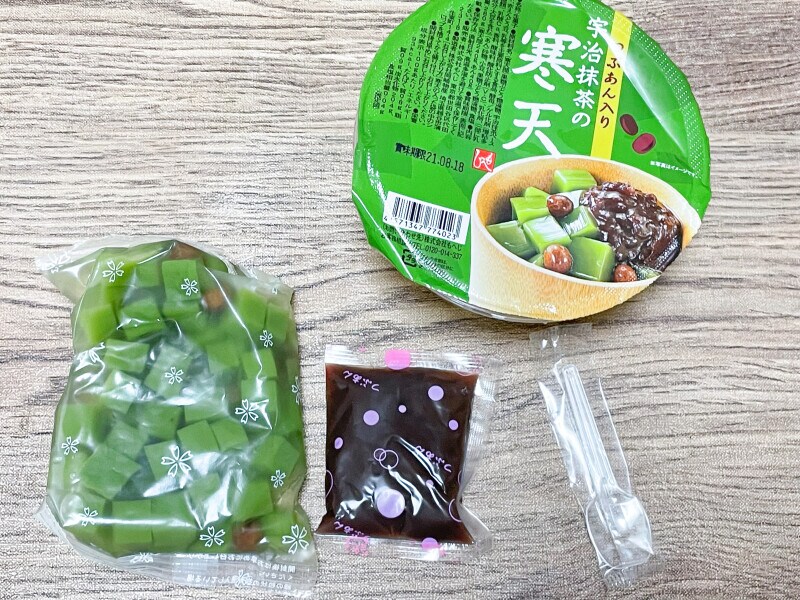 カルディ　つぶあん入り宇治抹茶の寒天　128円（税込）