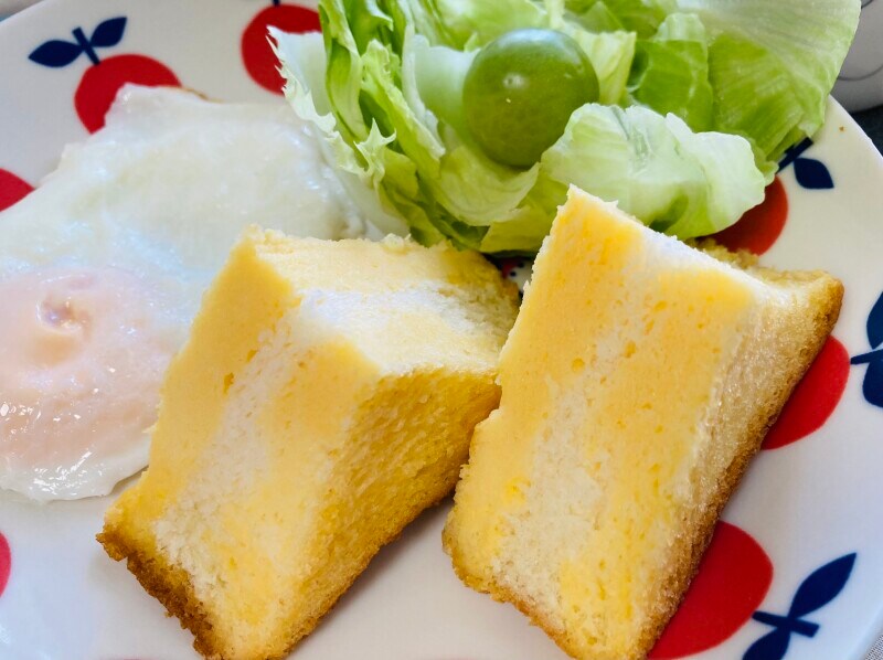 目玉焼き、サラダをつけてモーニングに