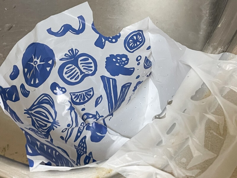 ダイソーの「シンクにペタっと穴あきゴミ袋」
