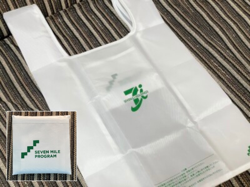 再生ポリエステルでできた「セブン-イレブン レジ袋風エコバッグ」