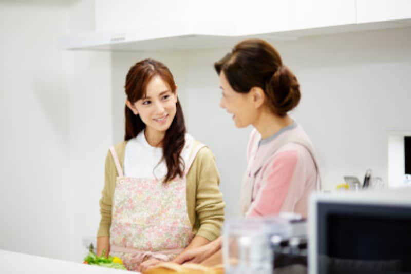 台所に立つ女性二人