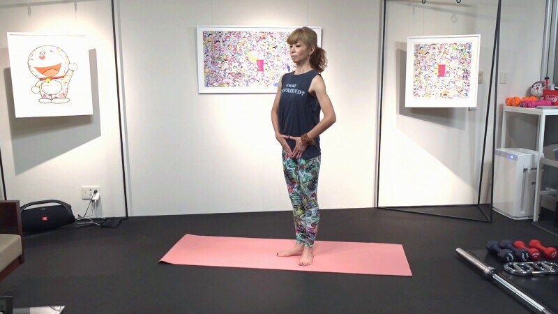 膣トレエクササイズ1：踵をつけてつま先30度くらい開き、骨盤ニュートラルポジション