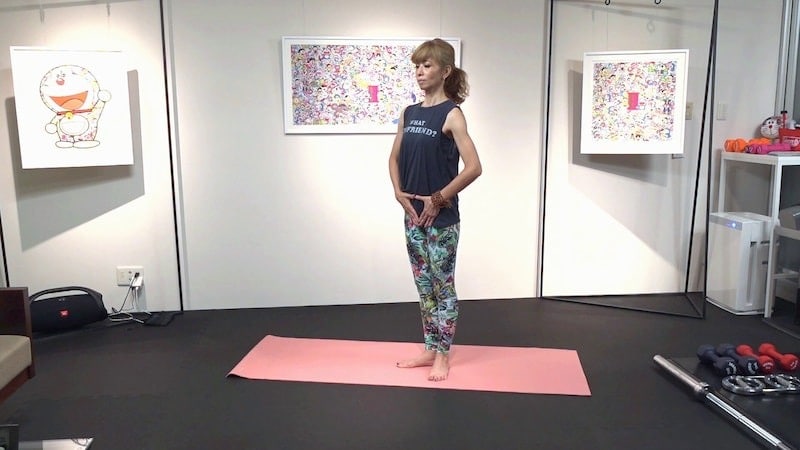 手順1:踵をつけてつま先30度くらい開き、ニュートラルポジションを確認する