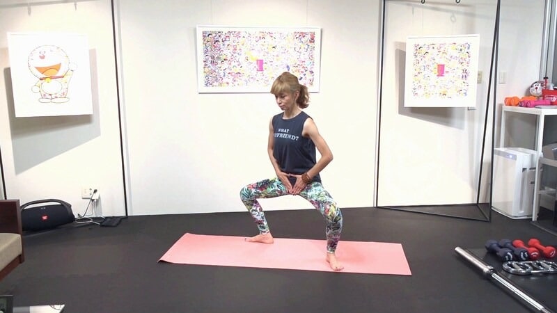 手順3:息を吸いながら股関節を曲げ、腰を下ろす