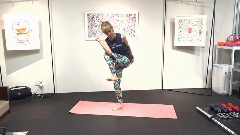 手順5:右ひじと右ひざをタッチ