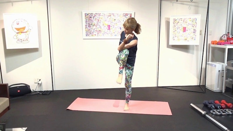 手順6:左ひじと右ひざをタッチ 音がしないようにコアマッスルを使うのがポイント!