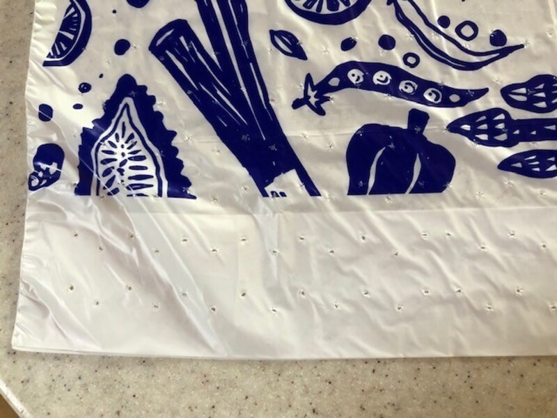 底の部分に穴があいている