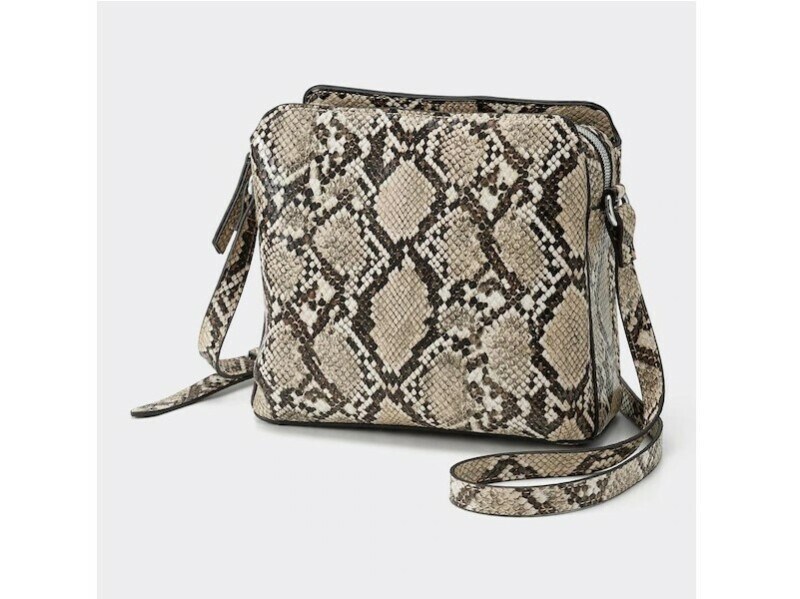 GU  ボックスミニショルダーバッグ  1990円（税込）