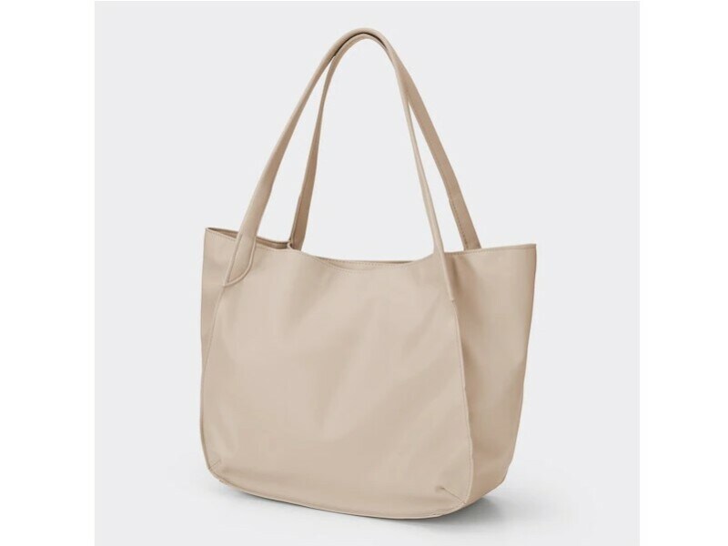 GU  ライト&ソフトレザータッチトートバッグ  2990円（税込）