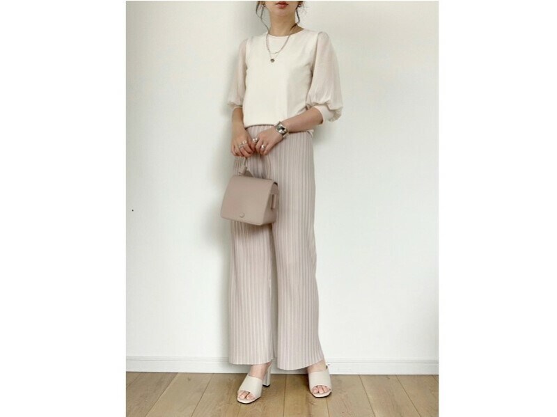 GU  プリーツスリーブクルーネックセーター  1990円（税込）