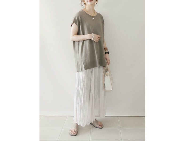 GU  オーバーサイズサイドスリットセーター  1690円（税込）