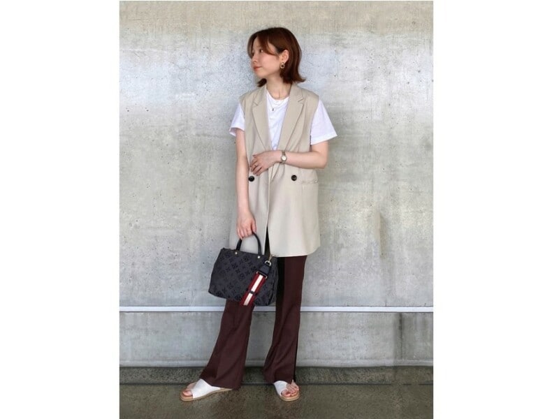 半袖に羽織るだけでスタイリッシュになれるのも嬉しい　出典：WEAR