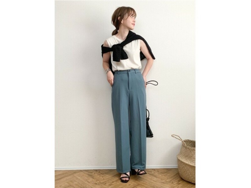 肩に巻いたり、羽織ったりいろんな使い方ができるので秋のはじめにぴったり　出典：WEAR