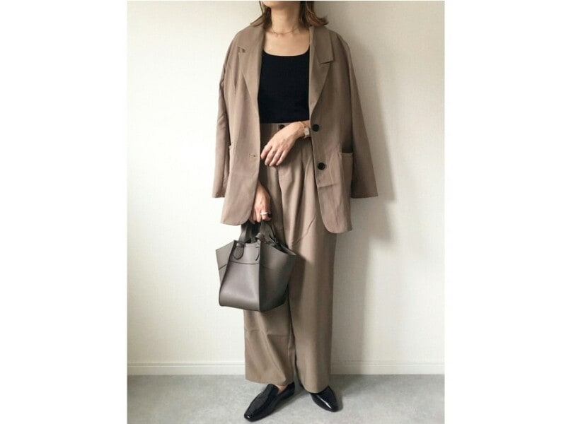 薄くて軽いジャケットはさっと羽織れて便利　出典：WEAR