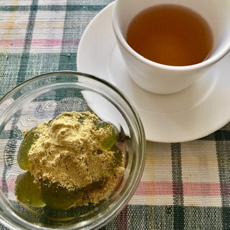 国産大豆の黒豆茶とわらび餅