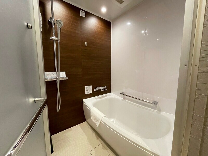 湯船も広々。「ReFa最新美容アイテム体験プラン」だったのでシャワーヘッドは「リファファインバブルS」