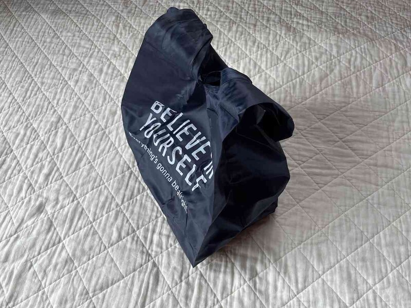 ダイソーの「エコバッグ（ゴム付き、英文字）」はマチがあるから、荷物が安定しやすい