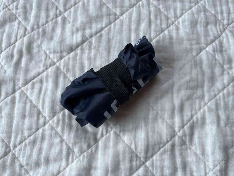 ダイソーの「エコバッグ（ゴム付き、英文字）」は使わない時はゴムでとめられる